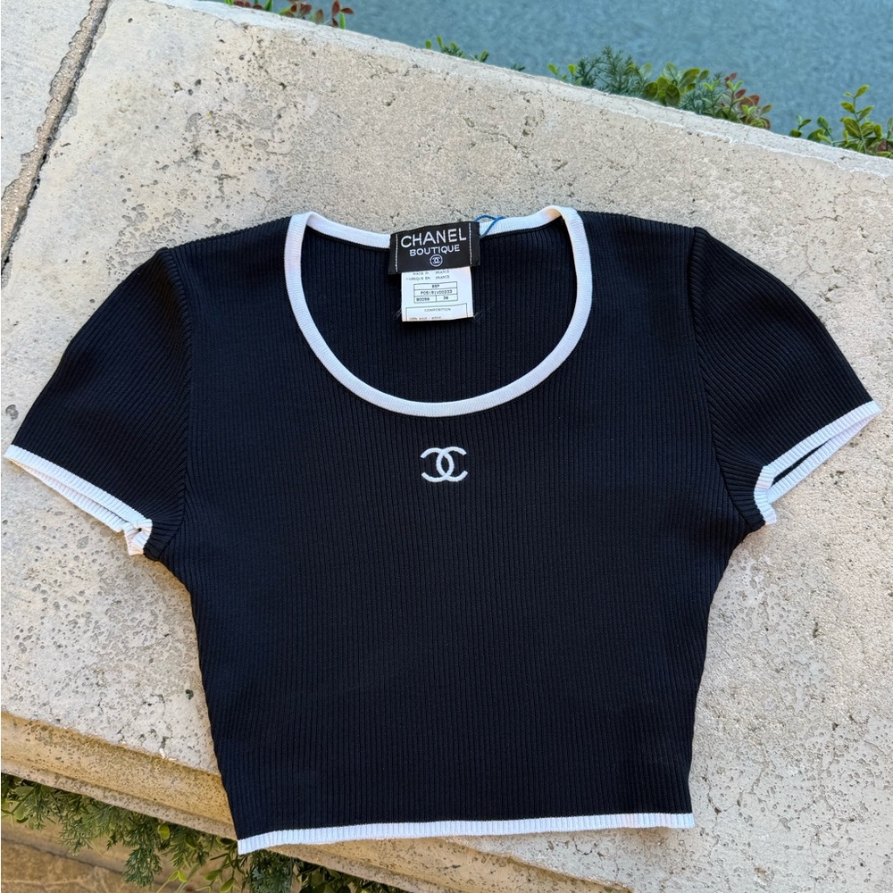 SOLD !!Iconic Black Chanel 1995 vintage ribbed knit cropped T-shirt